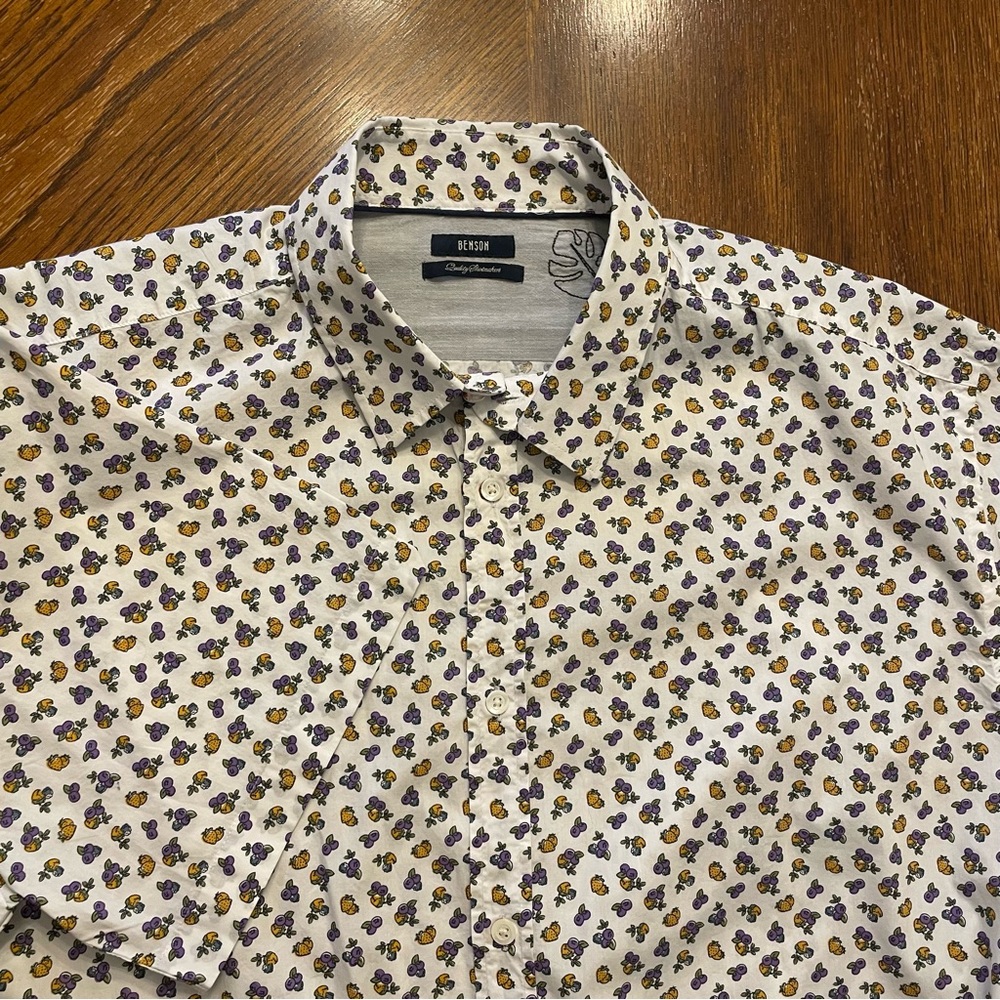 Benson cotton short sleeve button down with fruity all over print men’s large